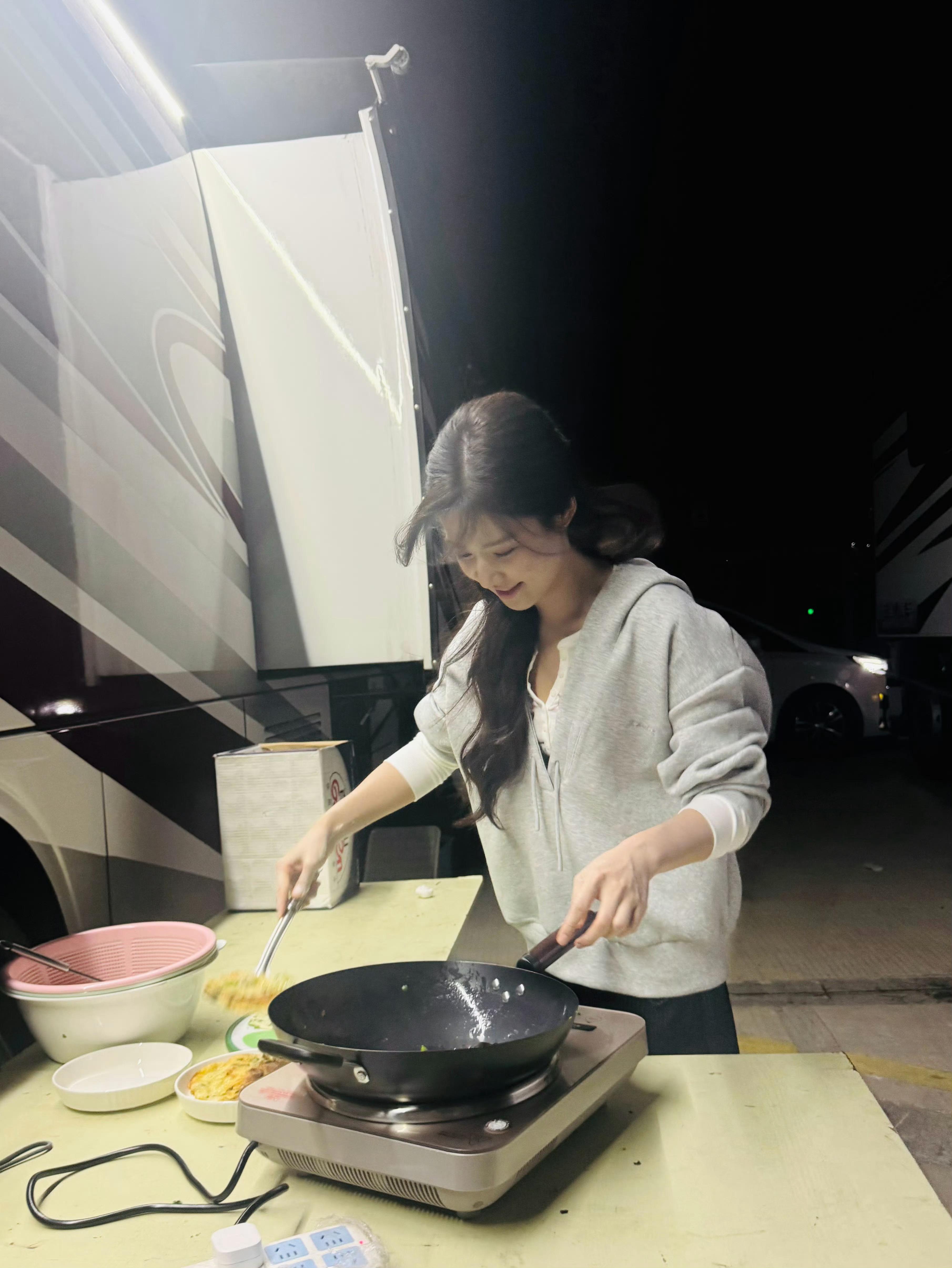 越稀松平常的场景里越显得卢昱晓的气质珍贵…​​​