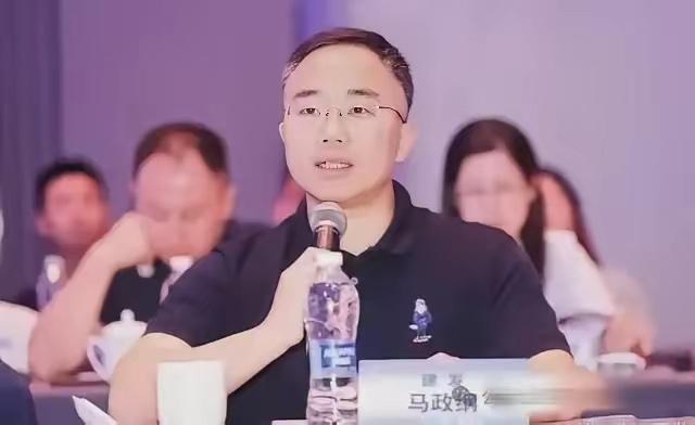 看懂饭局细节才懂马政纲为何暂未刑拘。是他打电话胁迫管培生赴宴，眼睁睁看着下属被轮