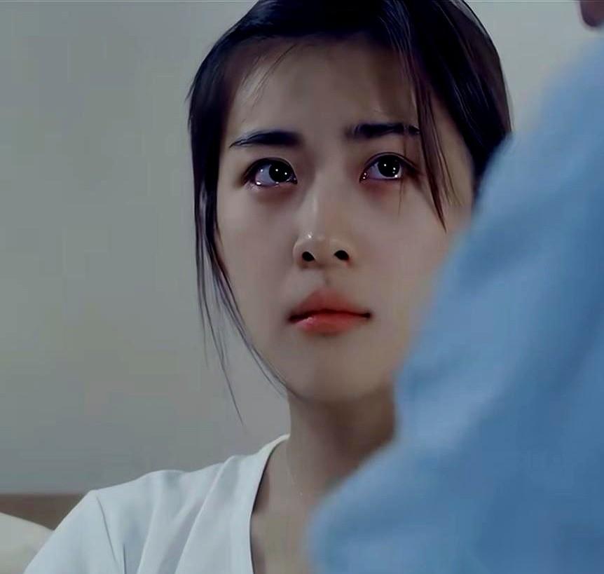 有一种男人的剧本，好像是别人提前写好的。十几岁，牵了隔壁班女孩的手，手心都是汗