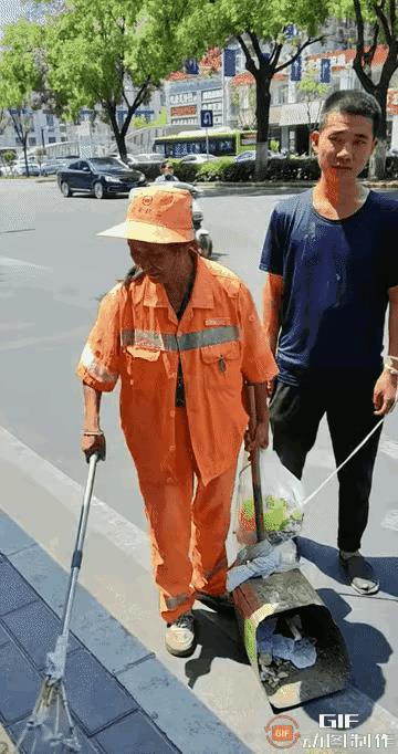 #分享城市新鲜事#这一幕真的让人心疼与泪目。40度的高温把水泥地板烤得滚烫，可