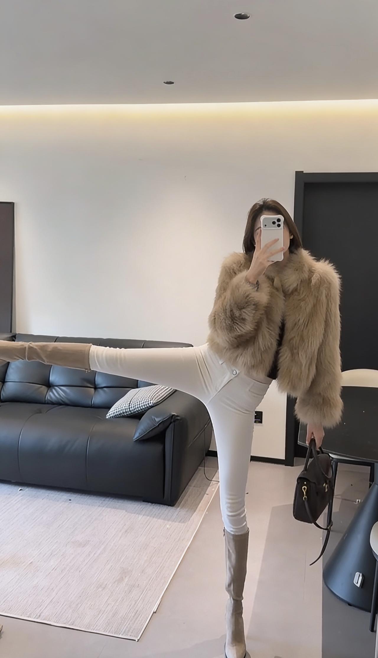 今日穿搭推荐：熟优雅+轻奢贵气的风格，核心是材质与色彩的混搭，营造出精致又有气场