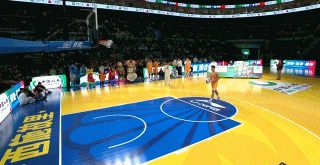 CBA扣篮大赛还是遥遥领先啊，太有节目效果了！扣篮大赛的参赛选手刘冠衫，他上