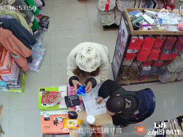 心疼这个男孩！河南周口一位妈妈带着儿子写作业，但她并没有认真盯着，而是在一旁玩手