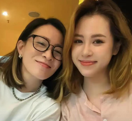 佘诗曼把一个小女孩从孤儿院领回家，手续正规，过程透明。六岁到十八岁，一路砸钱砸时