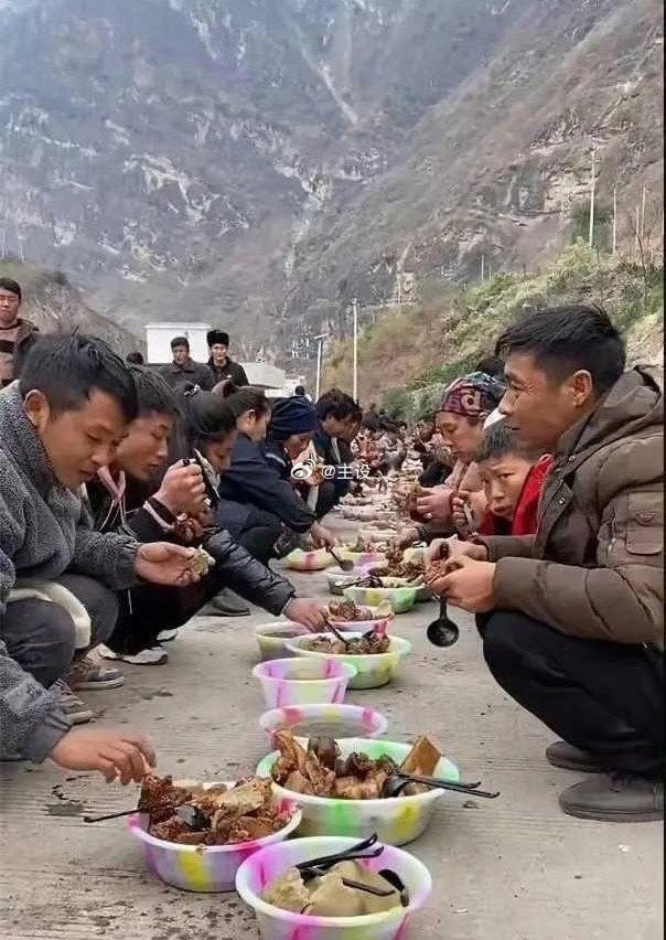 如何看待这种吃饭的风俗……该不该废除？