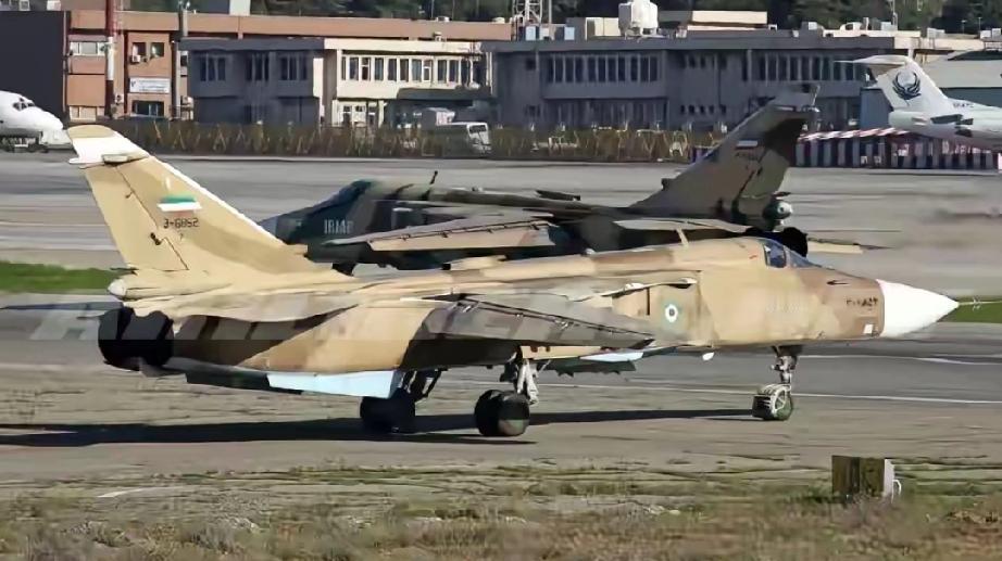 太壮烈了，伊朗2架苏-24战机决死冲锋，在距离乌代德空军基地2分钟的路程被击落。