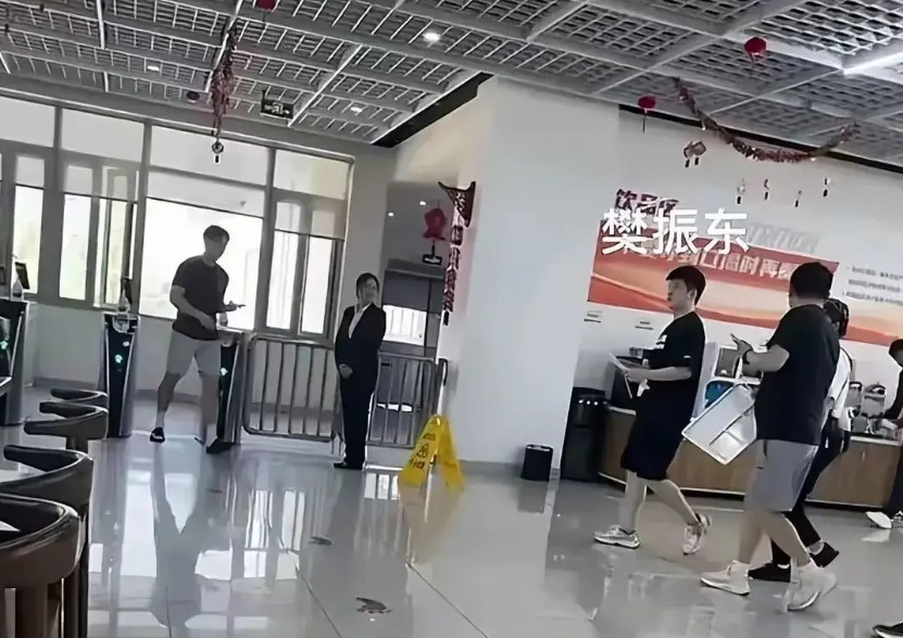 “上海城市文明大使”樊振东已经回归国家队开始恢复训练。有网友在就食堂偶遇“小胖