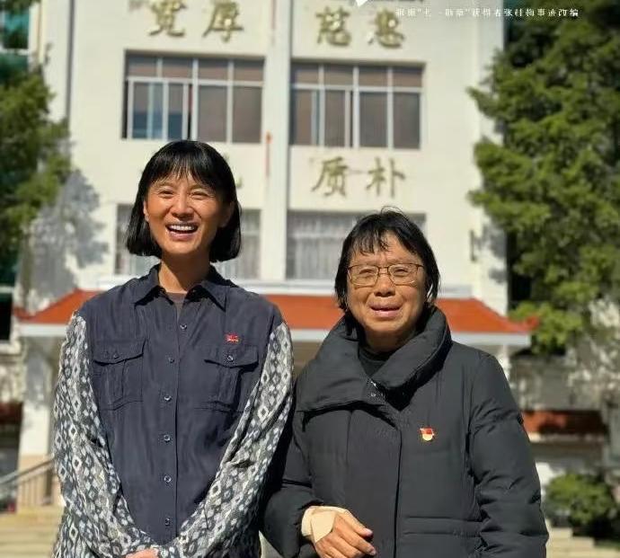 特地查了下，才知道宋佳为演好张桂梅有多努力。先是剪掉长发减重15斤，再是驻扎