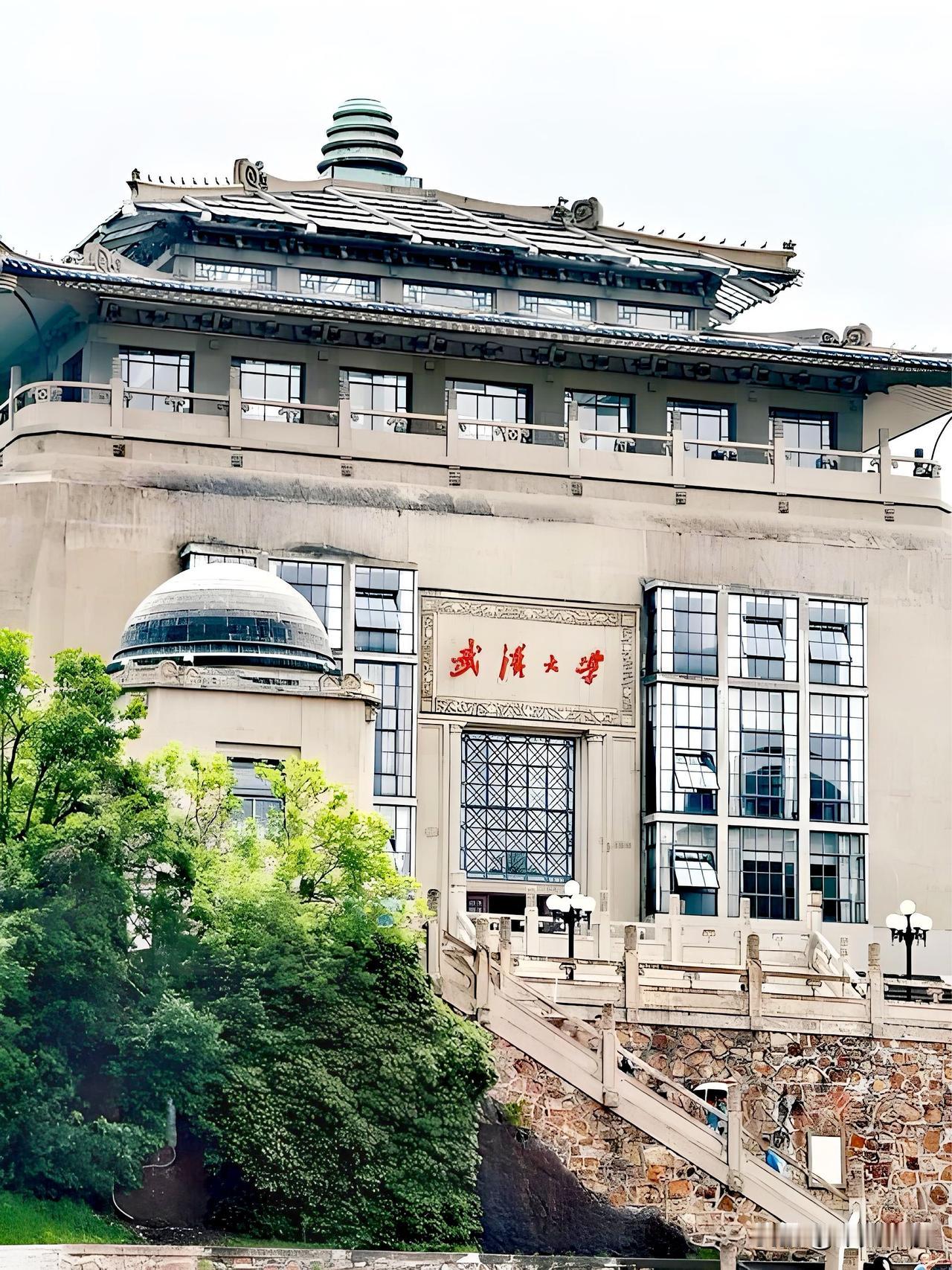 武汉大学全面取消社会公众进校预约，公众凭身份证即可步行入校，这一举措打破了高校与