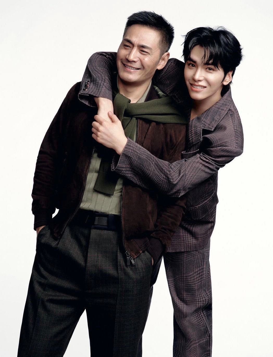 邵兵亲了邵子恒一口惊喜嘉宾居然是亲爹！邵兵上台后第一时间抱住儿子，还献上了一个