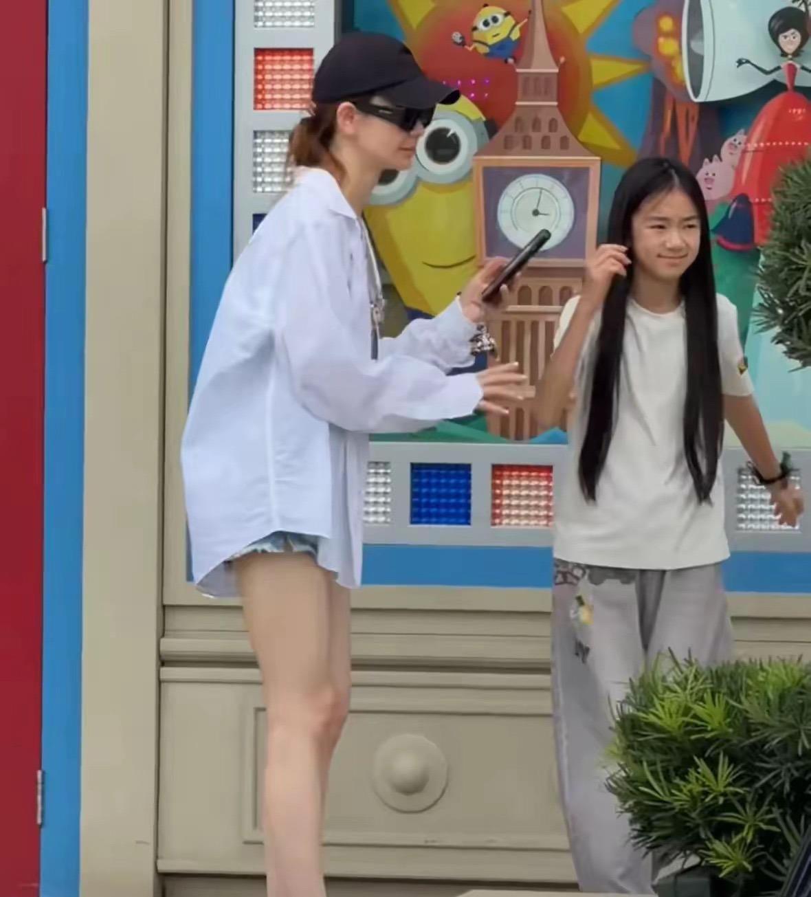 戚薇全家出游，不少网友发现戚薇女儿长变样了，10岁的Lucky身高已经160厘