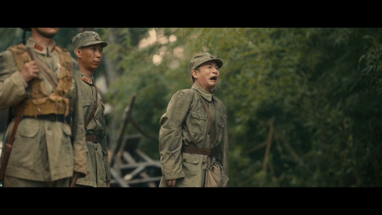 八千里路云和月第3集8分18秒为了一个动图看了一部剧硝烟里的相遇太珍贵，离别太沉