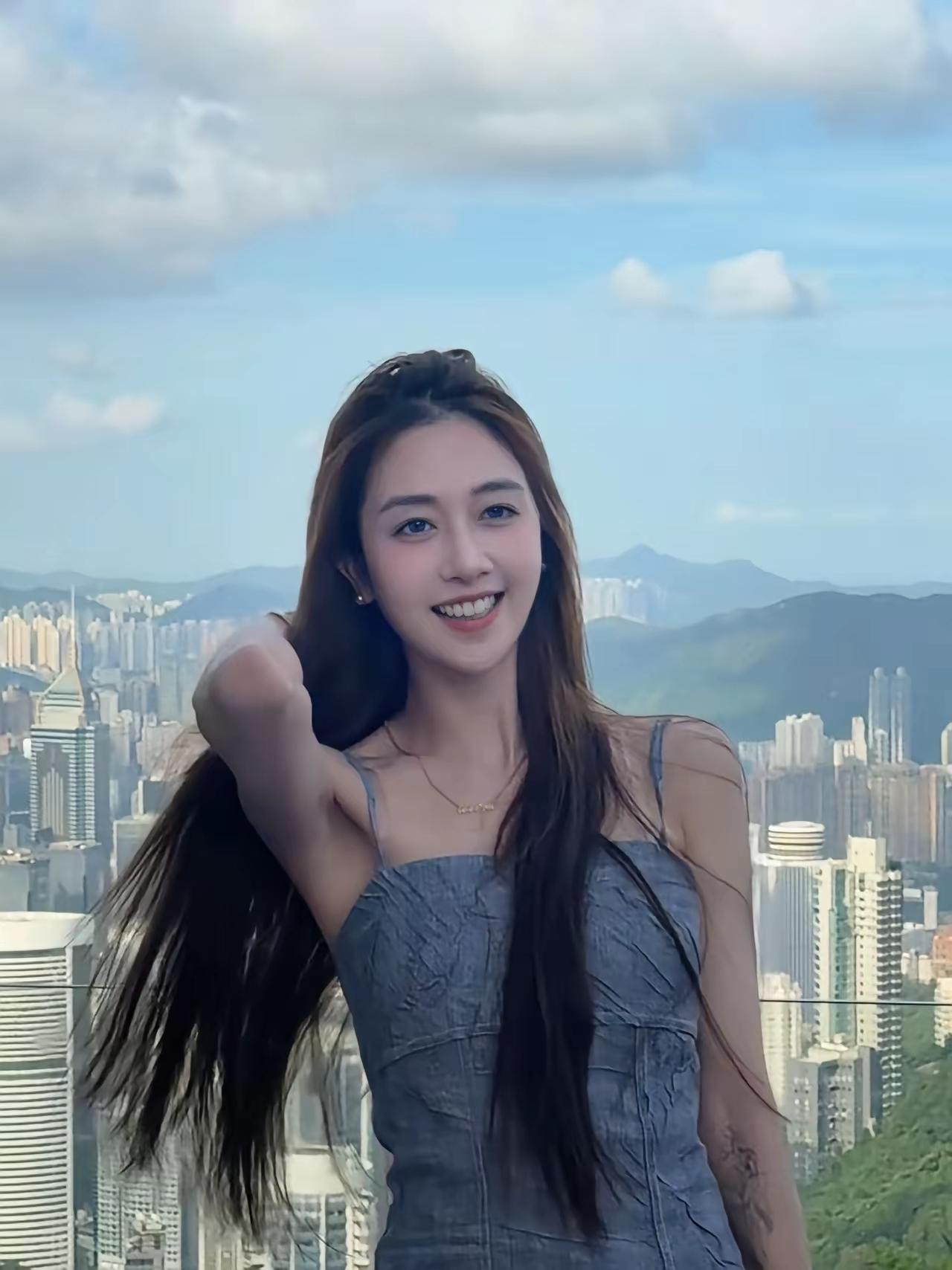 我朋友们都说他是网红圈第一美女，我也是这样觉得，每次看到他总感觉到她很自信，很洒
