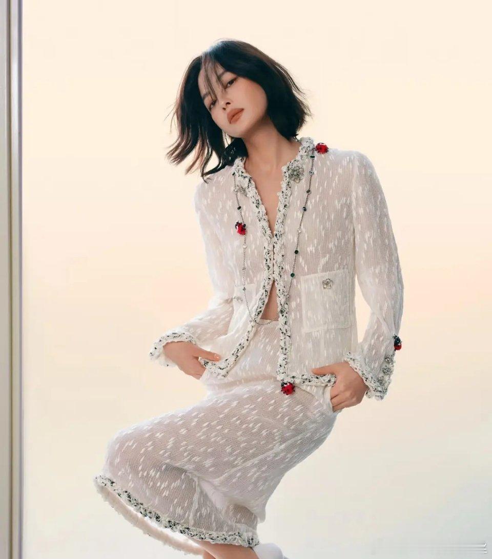 最喜欢白色这套，很轻盈很雅，第二是皮衣很有气场大女人很沉稳的感觉，整体还是亮色浅