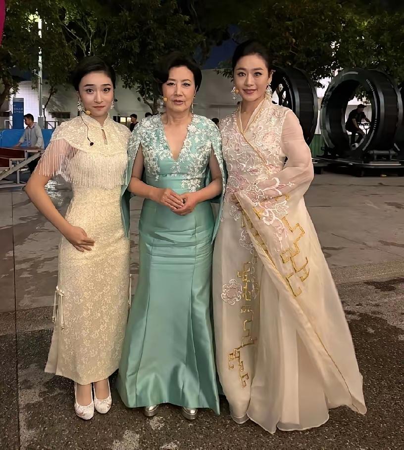 全运晚会这波真炸了！谁能想到78岁的汪明荃一开口，台下刘德华周深直接看直了眼——