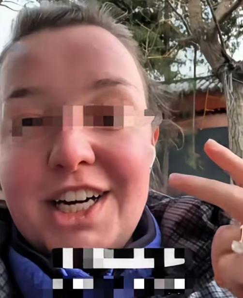 最近一个26岁英国女孩由于自己胃疼，在英国预约看专科医生，需要等待86天，她等待