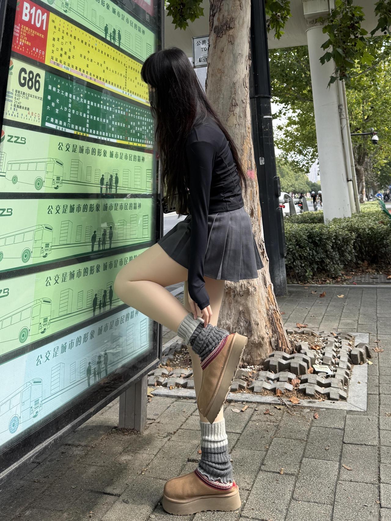 等车偶遇时尚小姐姐，这身搭配太可了！黑色百褶裙+肉色丝袜+灰袜套，甜酷风拿捏得