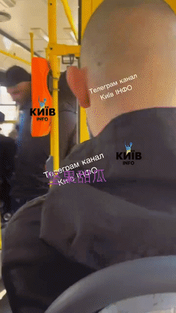 上车逮。基辅的一辆公交车上，坐着一大群中老年人，突然被前车别停。上来一队征兵官，