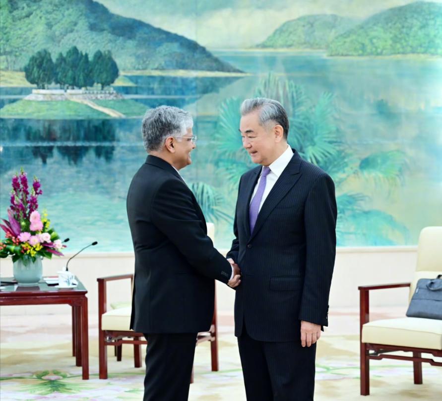 中国和印度谈妥了。3月26日，中国外交部长王毅在北京会见即将离任的印度驻华大