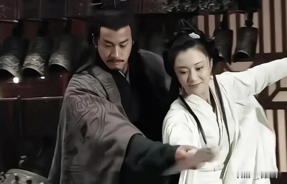 可是我记得以前看史记的时候没见过哪里写了虞姬自刎，只写了他们俩告别之后项羽就抛下