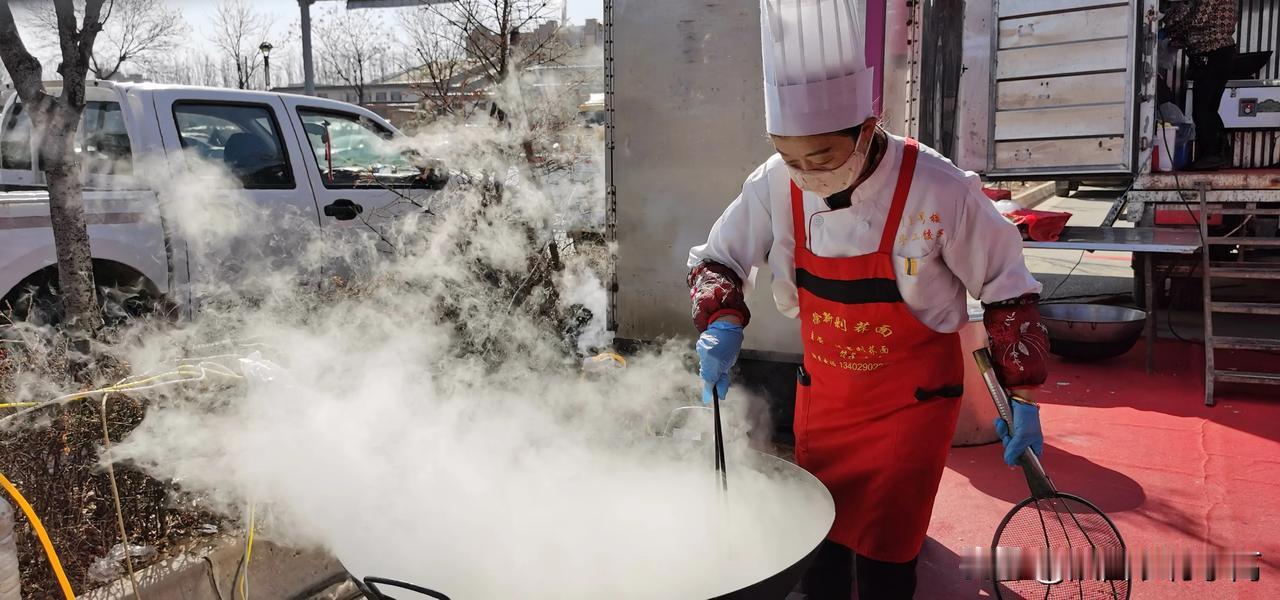 在陕北的结婚喜宴上，羊肉饸饹面与炸糕的组合不仅是味觉的盛宴，更承载着浓郁的地方风