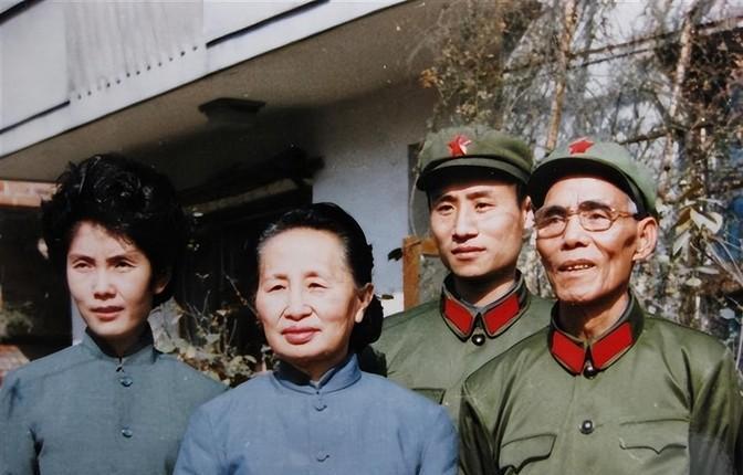 1987年韦杰病逝，妻子主动将他名下豪车交还成都军区，军区很为难的回答道：这个档