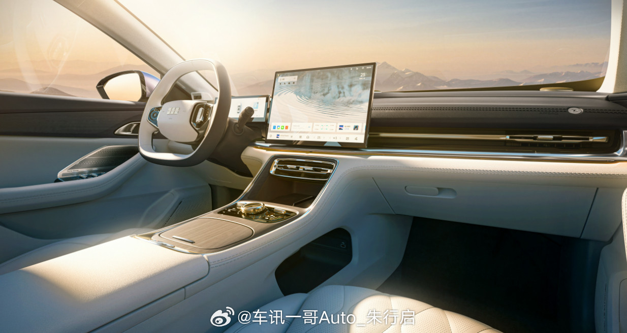 吉利银河A7纯电版官图发布，新车定名A7EV，定位中型纯电轿车。新车申报了单电