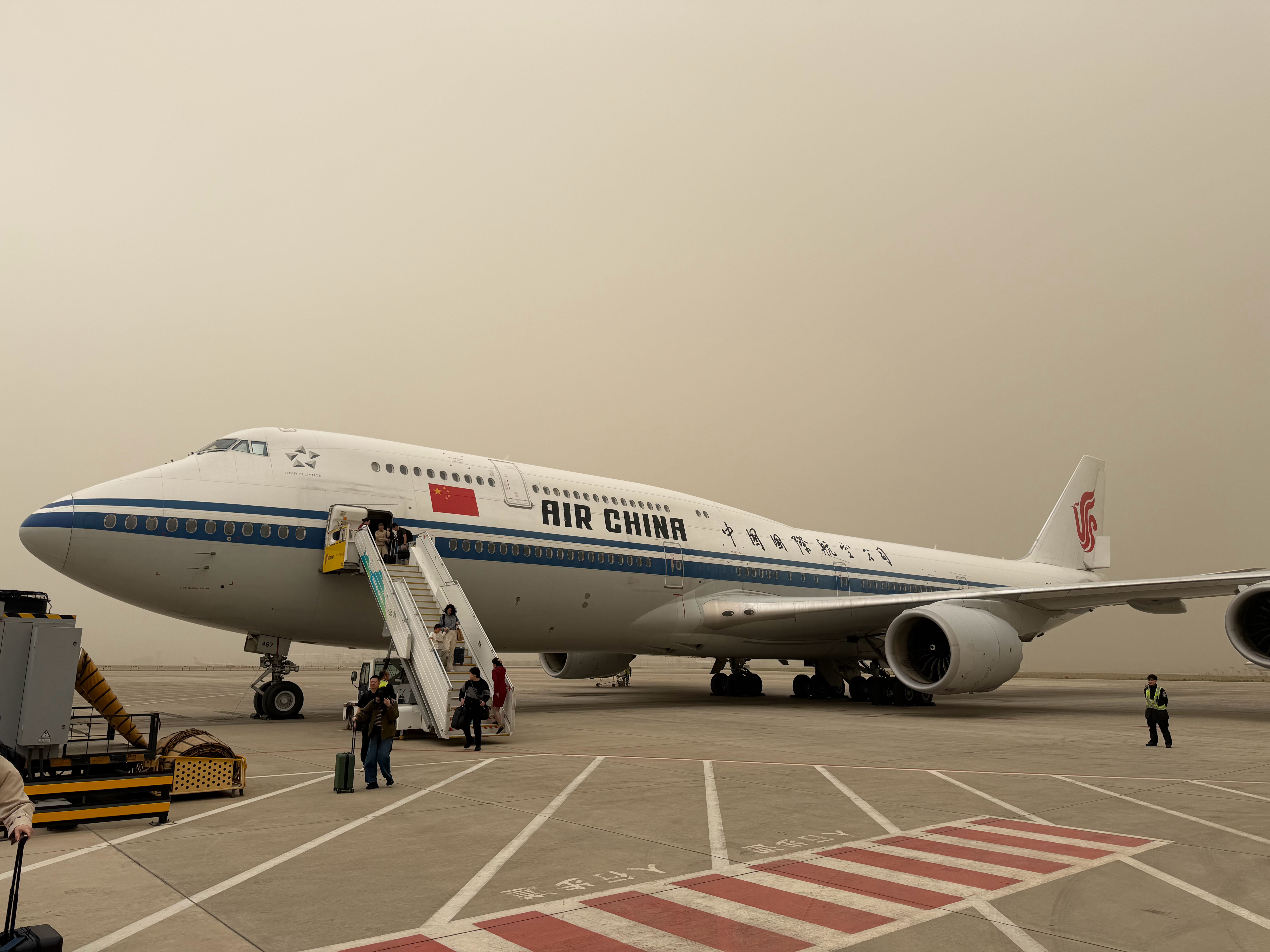 卧槽。第一次坐747-8飞机就崩溃了。全部下飞机然后北京还出沙尘暴了。我想回上海