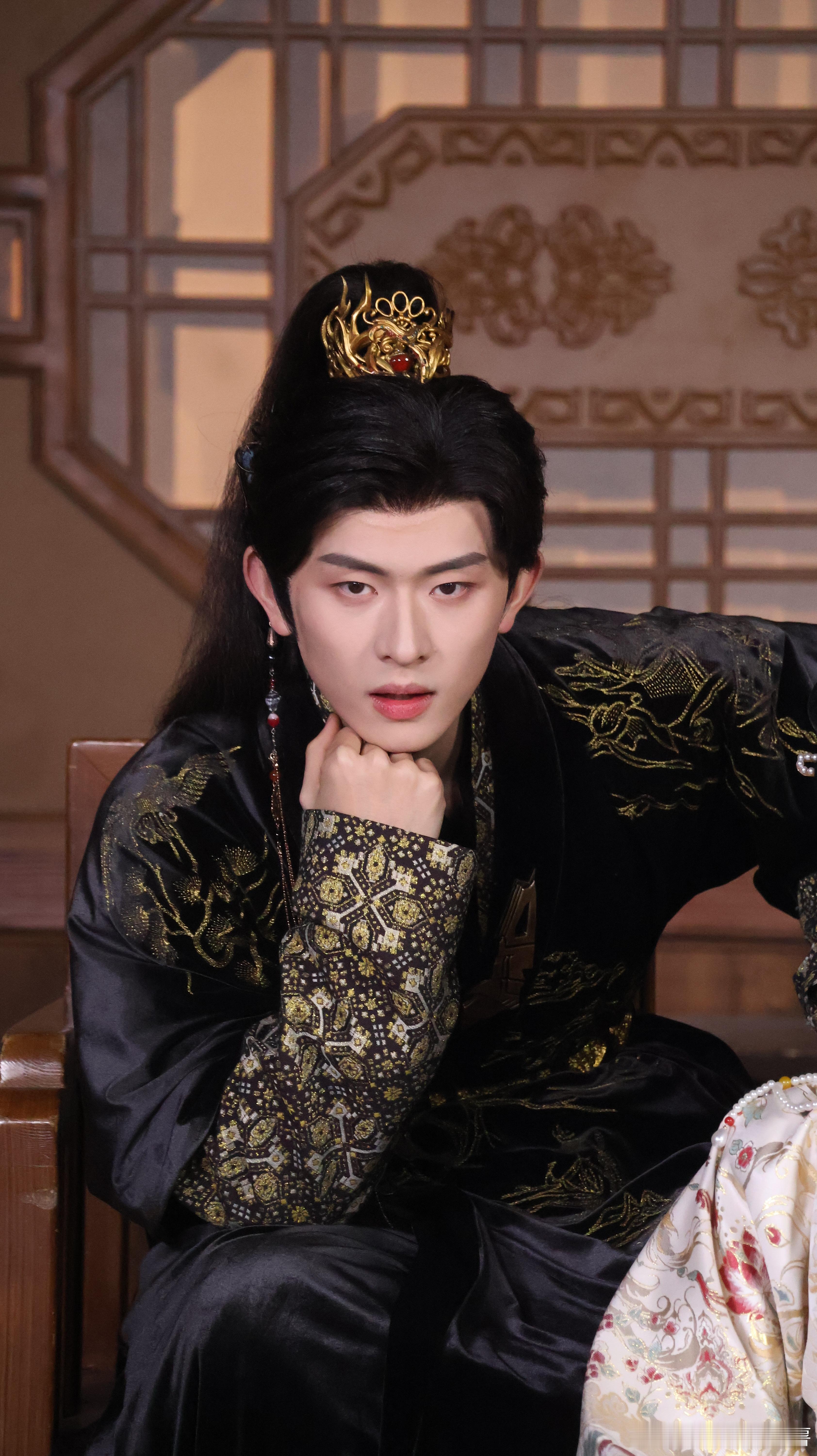 陈添祥你到底穿了多少条秋裤陈添祥秋裤叠穿王者，舞姿憨萌保暖感拉满！陈添祥这腰鼓得