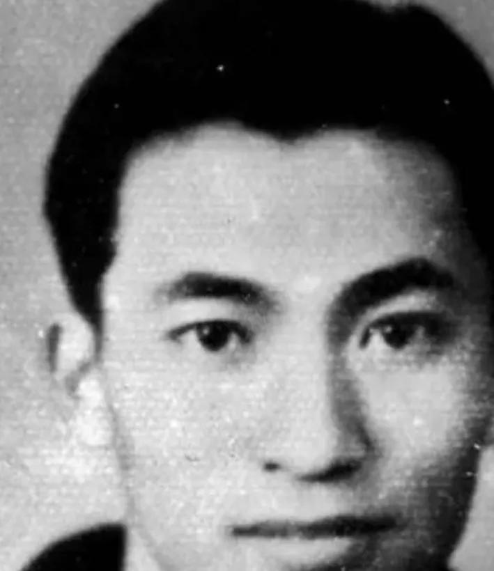1949年，重庆解放前一天，一位红色特工身中27枪，壮烈牺牲。不久，他新婚4个月