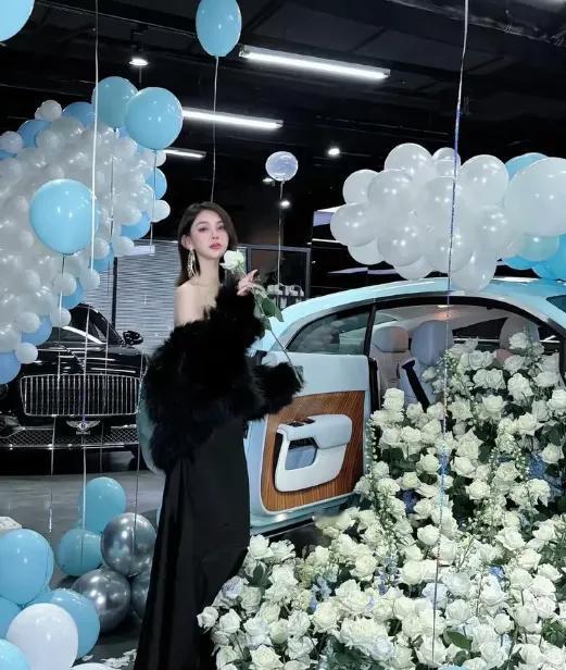 乖乖，她咋还这么有钱？那个两次进去的郭美美，昨天又在上海喜提了劳斯莱斯！白色星空