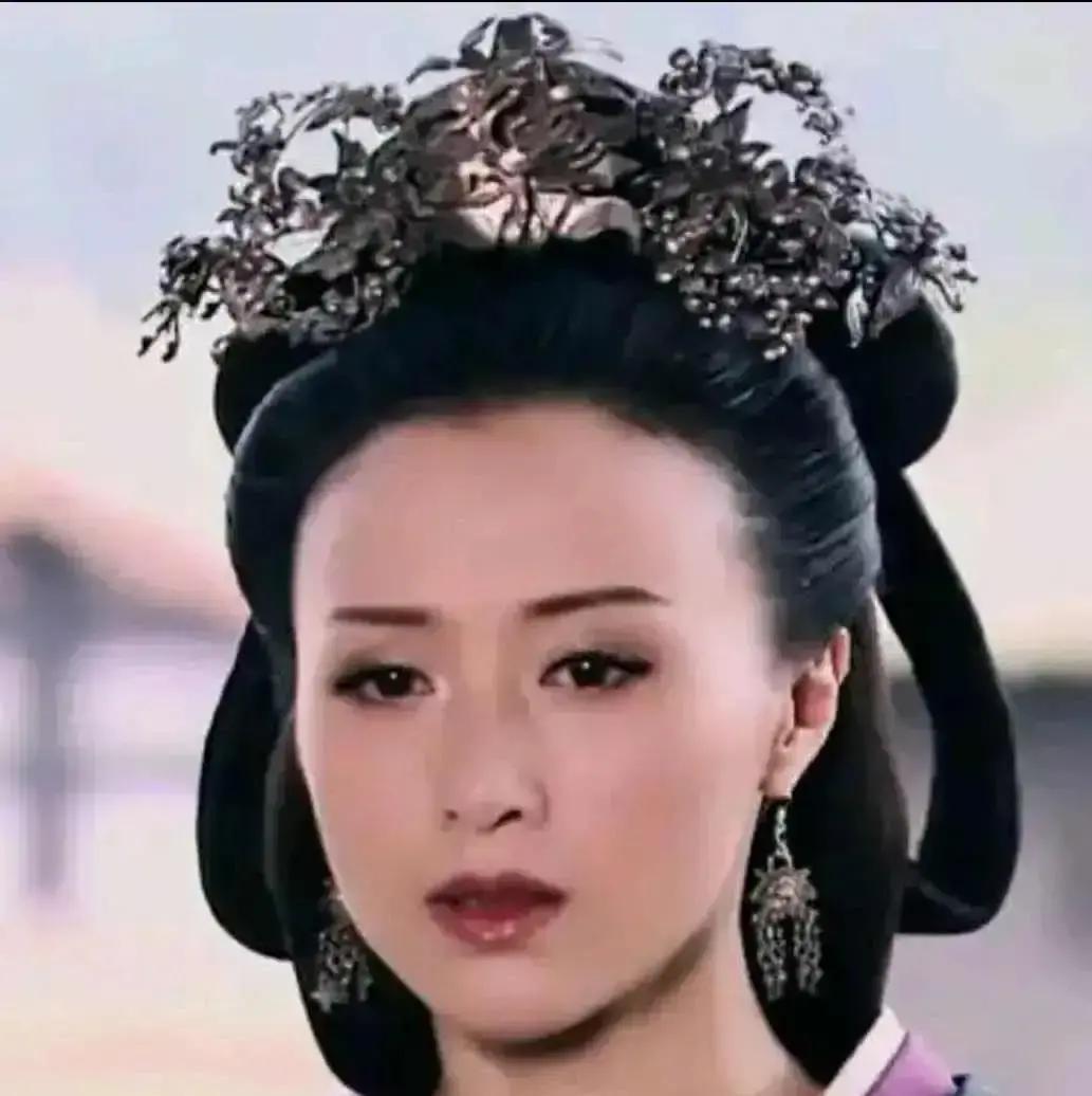 公元前204年，薄姬发现自己怀孕后感到恐惧，她立即来到吕雉的寝宫，胆怯地说道：“