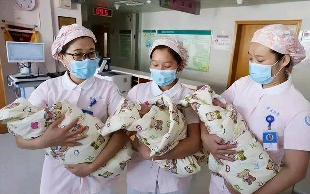 浙江温州一女子孕检是3胞胎。分娩前，老公满心期待是2个女儿1个儿子，逢人就念叨着