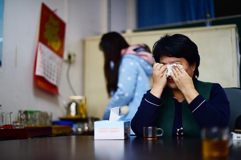 一个不懂教育的校长，能把年轻教师折腾多狠？昨天天在人来人往的办公室里，才来学校