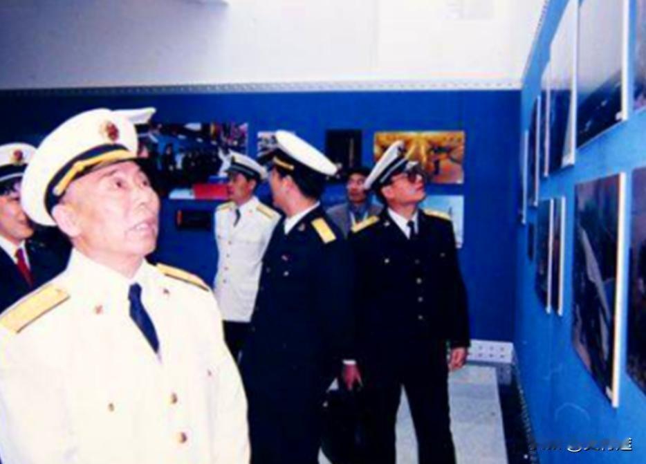 原海军司令员张连忠上将。在1985年的百万大裁军中，海军旅顺基地司令员张连忠被提