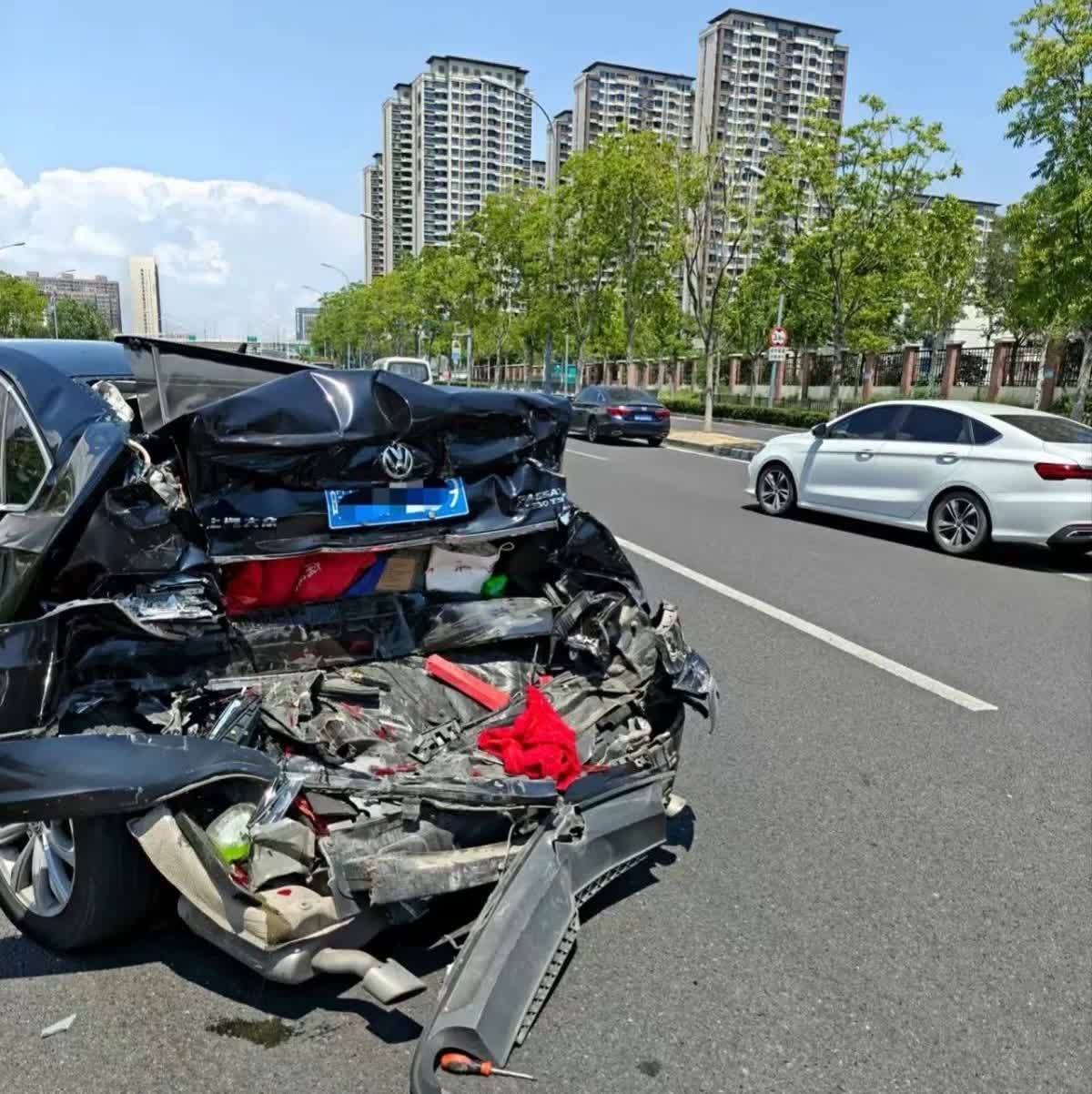 首先我不是方程豹豹5的车主，更不是大众帕萨特的车主，不喷不黑不夸，看图片说话。