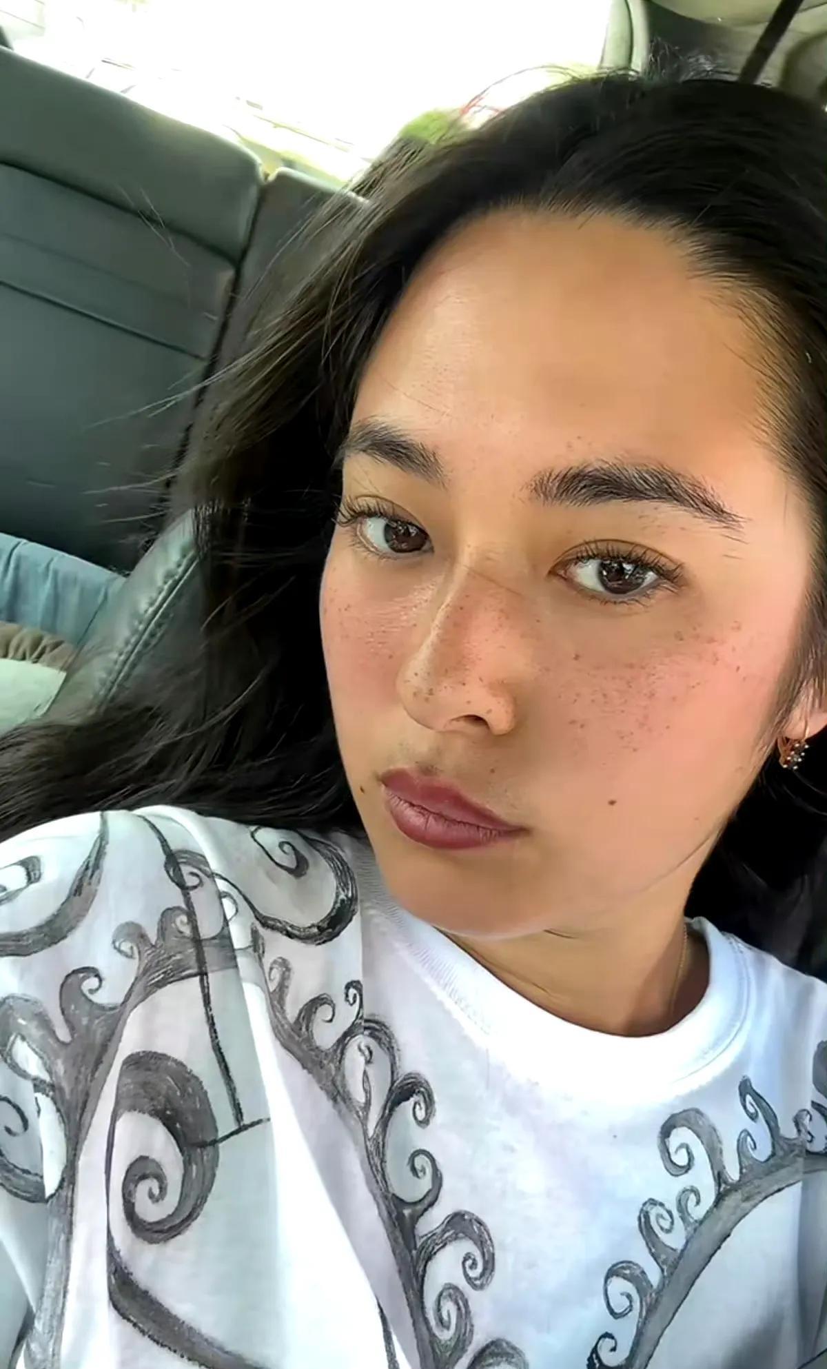 姜文的大女儿姜一朗前两天刚结婚，今天她就开通社交平台，她晒出自己和狗狗的自拍。