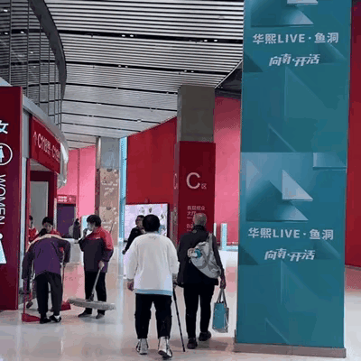 看着这两位步履蹒跚的老人，穿着莎莎代言的衣服，拎着莎莎代言的包，立马让人泪奔了！