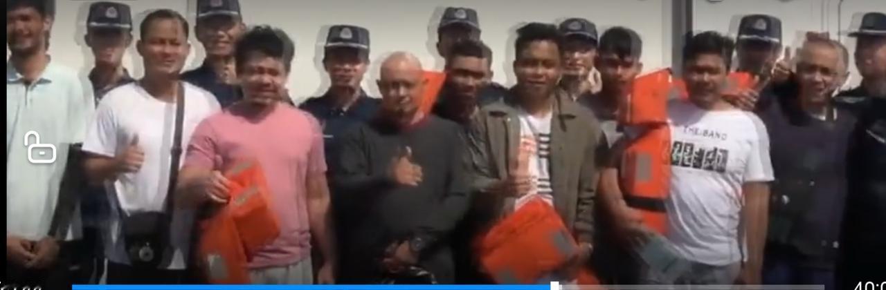 南海黄岩岛附近海域，一场暖心救援温情上演。17名菲律宾渔民因船只倾覆遇险，中国海