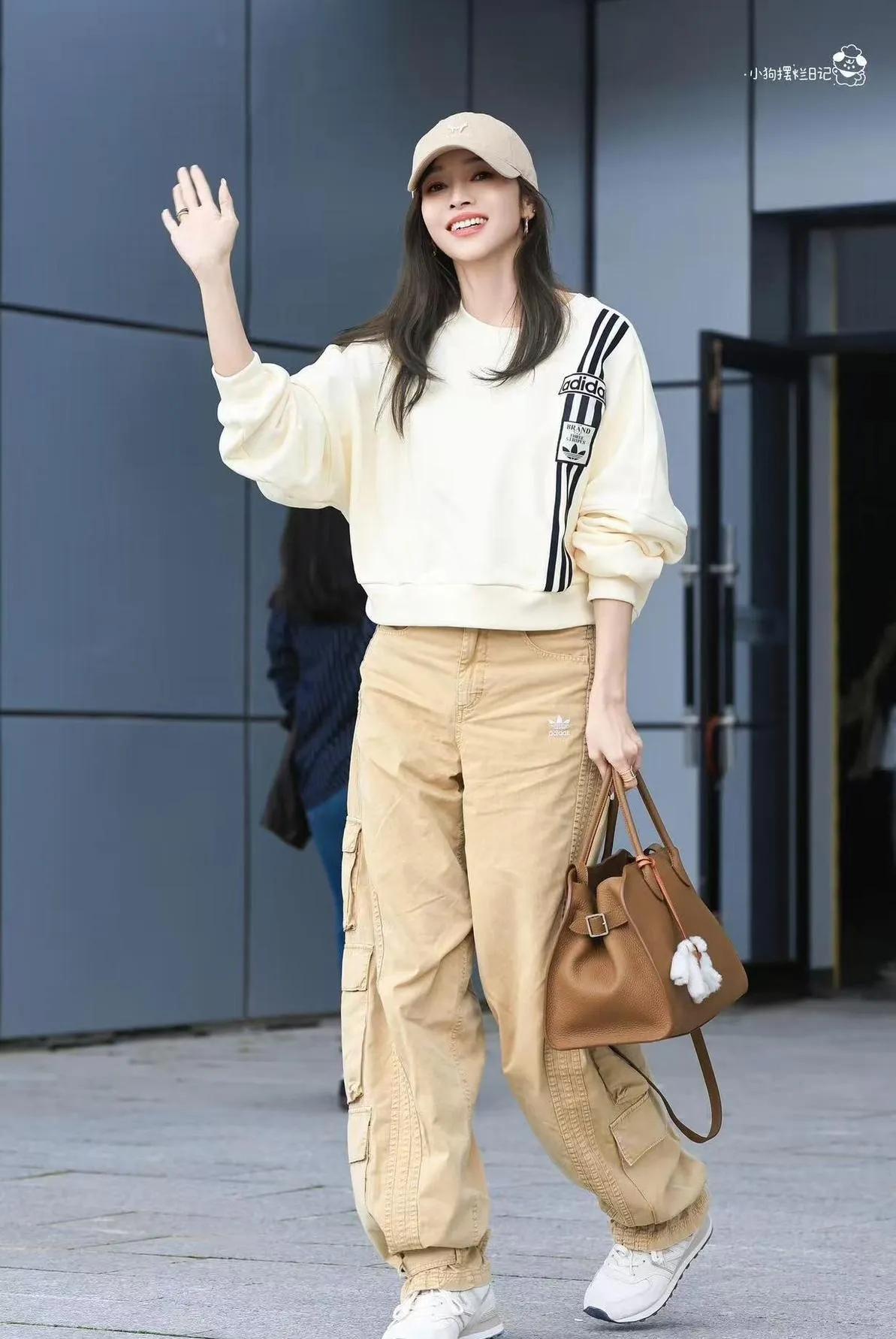 侯佩岑私服太嫩了！侯佩岑这套私服绝了！奶油黄卫衣搭卡其工装裤，同色系穿搭温