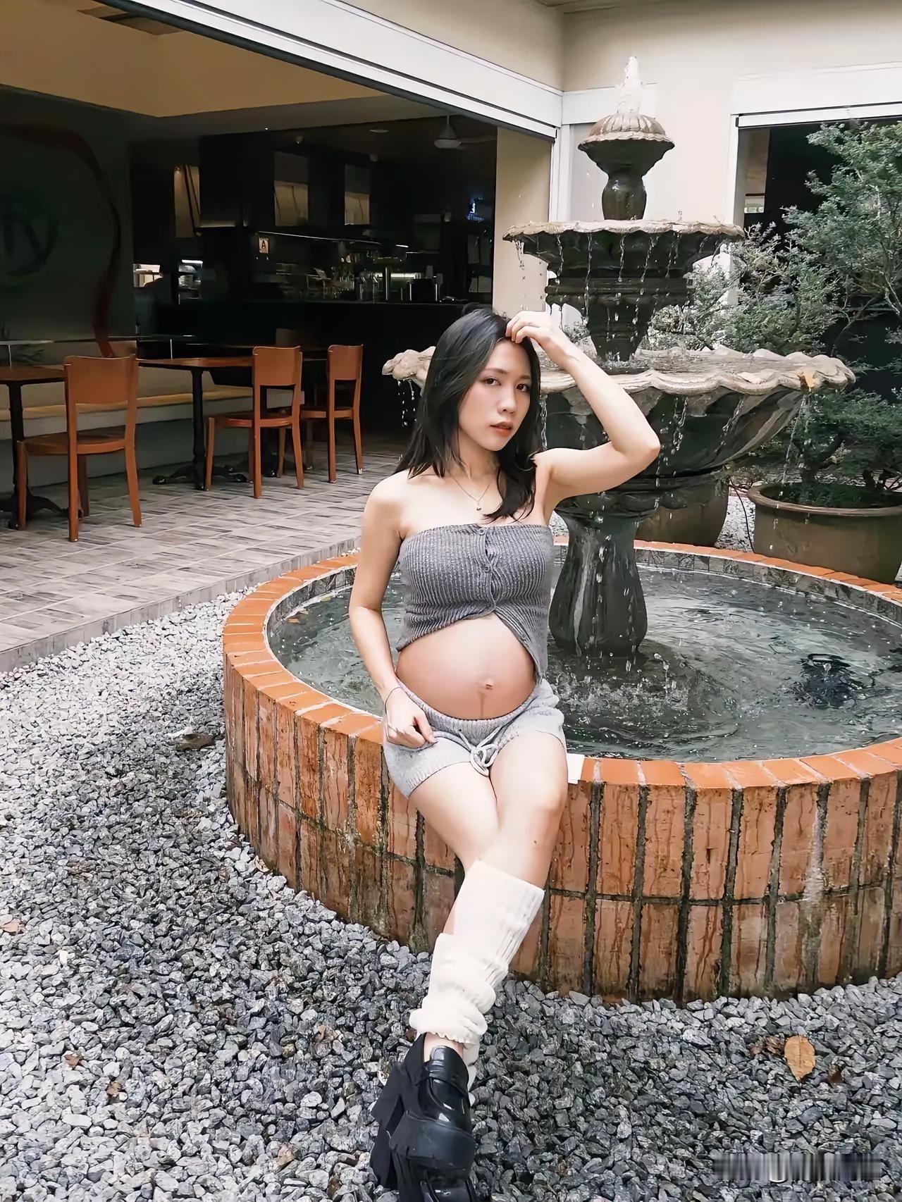 拍孕味照着实是孕期极具仪式感的事情。优雅的孕妈伫立在喷泉旁，那画面浪漫至极！她身