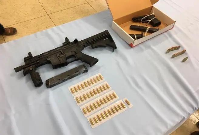 台北市北投警察局刑侦大队的警察突击搜查了竹联帮成员充当枪支交易幌子的槟榔摊。警