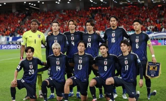 日本足协彻底“尴尬了”！赛前拍官方合影时，日本队每个人腰杆笔直，球衣一丝不苟