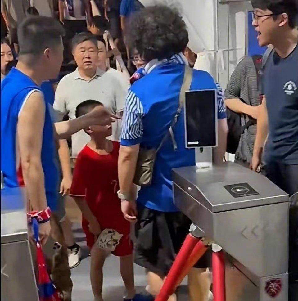 中足联处罚公告（上海赛区（申花主场）通报批评；北京国安通报批评、罚款5万元、后续
