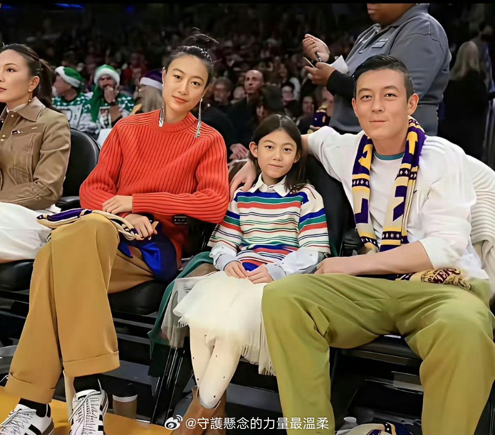 陈冠希家三口人，闺女长成亭亭玉立的小姑娘，爸妈颜值全遗传，太好看了