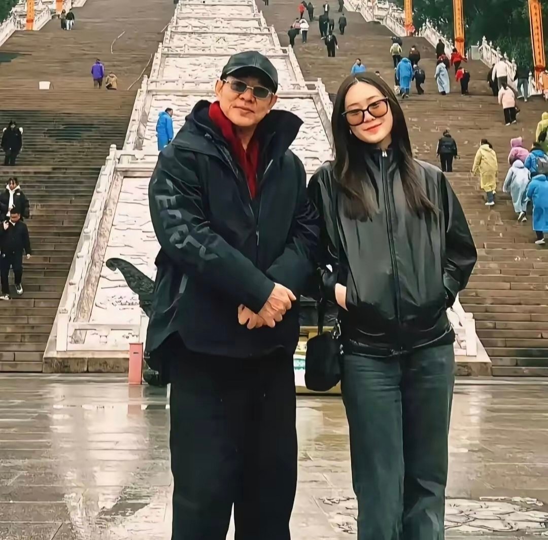 李连杰带‏⁠着22岁的小女儿去‎‍﻿安徽九华山祈⁠‌福，这‌⁠﻿回露面⁠‎看着老