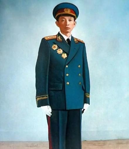1955年，全军评军衔那事儿办完以后，王必成一脸不痛快。陈毅瞧见了，一把喊住他：