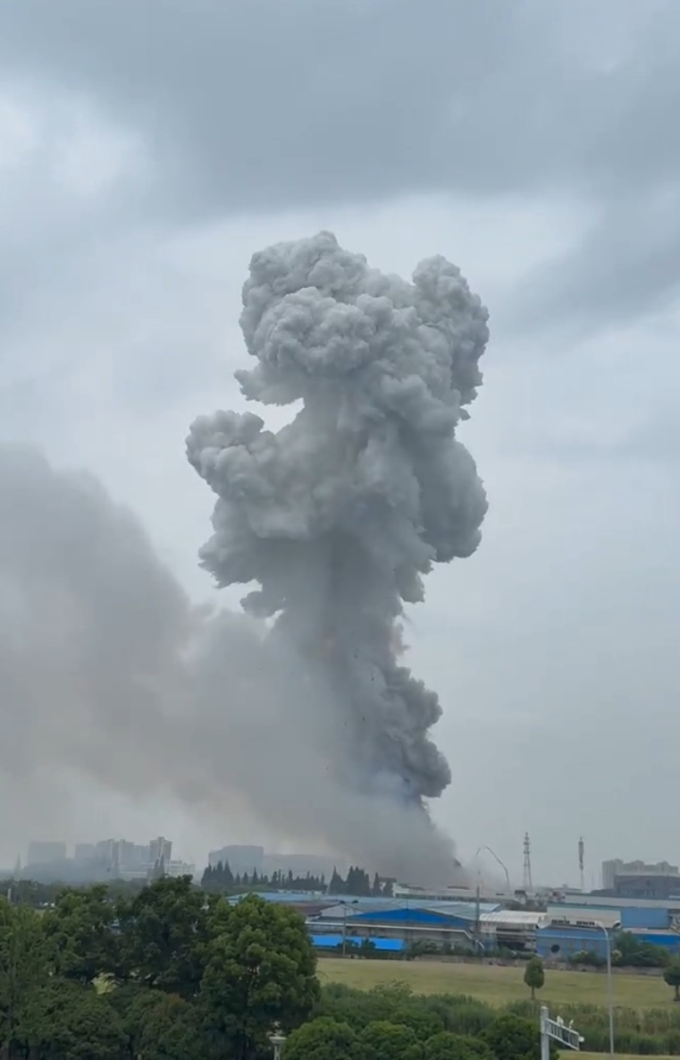 苏州一地爆炸现巨大蘑菇云 当地通报