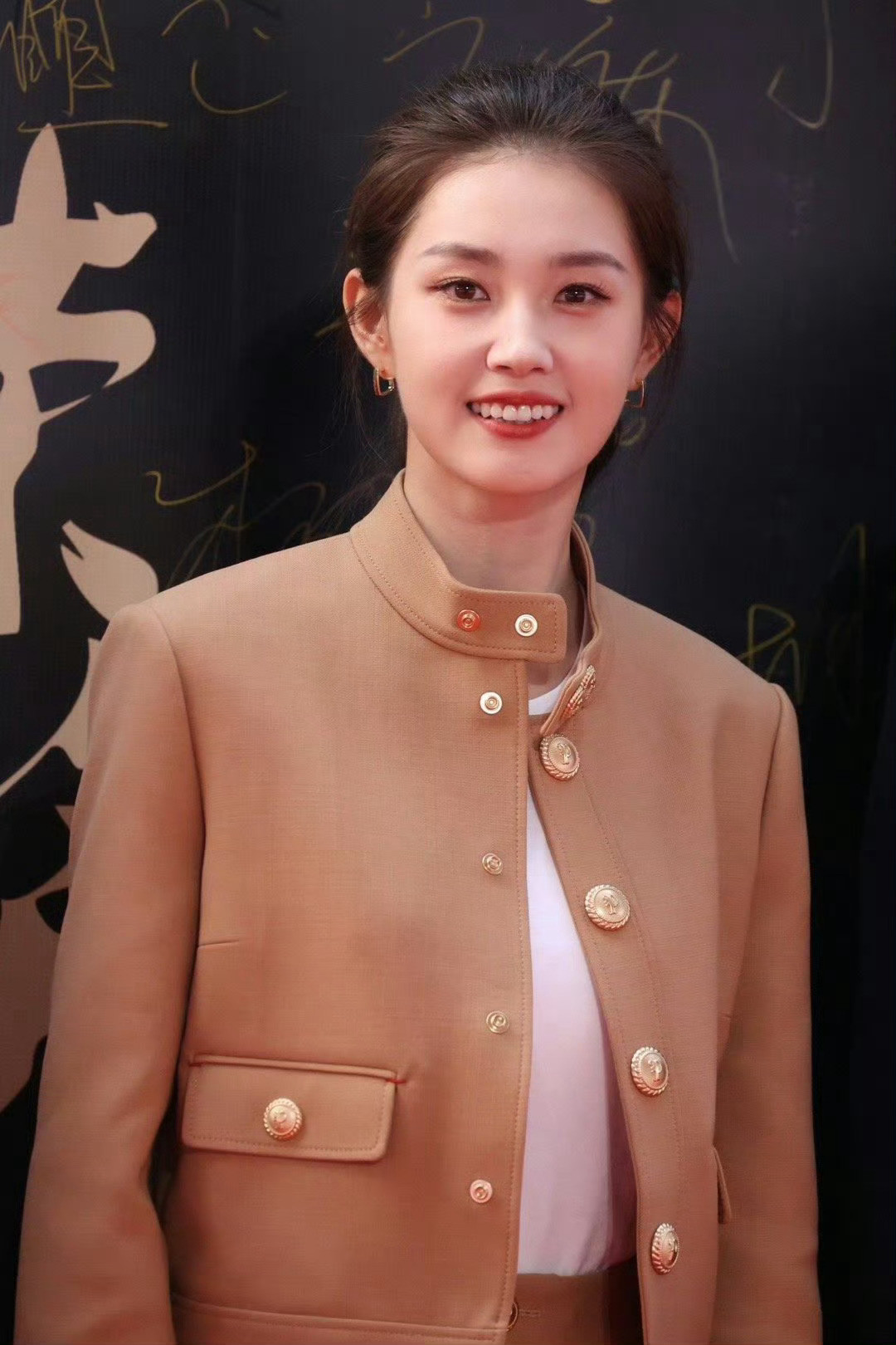 感觉她长得有点像那个网红一笑倾城