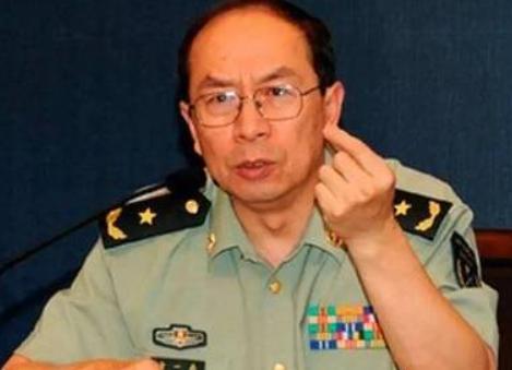 一次，记者问金一南：“为什么英国宁愿归还富得流油的香港，却以损失6艘军舰、10多